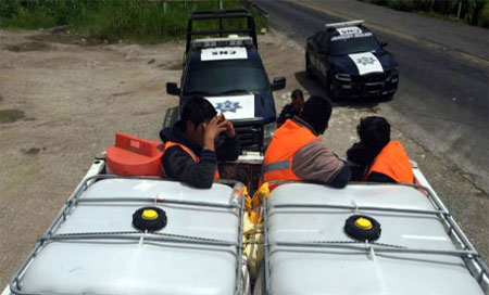 México: Descubren a 30 inmigrantes entre falsos contenedores para combustible